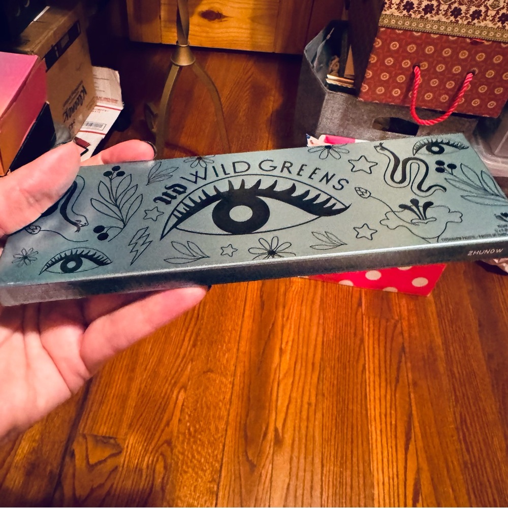 TRADED 💖 Urban Decay Wild Greens Eyeshadow Palette - Picture 9 of 10